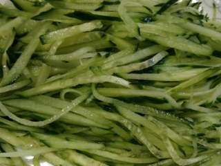 1、鸡丝麻辣凉面,你可以将黄瓜切丝，也可以擦丝。