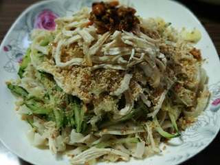 7、鸡丝麻辣凉面,成品