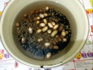 1、#冬日暖心菜# 鸡菇营养汤锅,将红米、糙米、黑米、苡仁和花生泡发一晚。