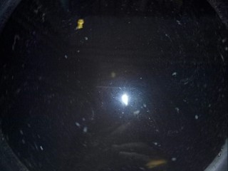 2、#冬日暖心菜# 鸡菇营养汤锅,将泡发的食材放入炖锅中,加水大火煮沸。