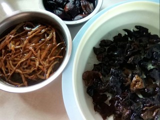 3、#冬日暖心菜# 鸡菇营养汤锅,将木耳、黄花和香菇泡发一小时。