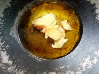 4、#冬日暖心菜# 鸡菇营养汤锅,炒锅倒油,放姜片小火炒香。