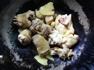 5、#冬日暖心菜# 鸡菇营养汤锅,放鸡块大火爆香。