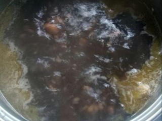 6、#冬日暖心菜# 鸡菇营养汤锅,将鸡块放入煮沸的炖锅中。