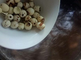 7、#冬日暖心菜# 鸡菇营养汤锅,加入莲子。