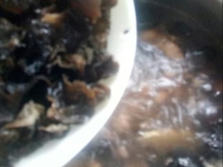 8、#冬日暖心菜# 鸡菇营养汤锅,放入泡发的木耳和香菇。