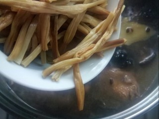 9、#冬日暖心菜# 鸡菇营养汤锅,放入泡发的黄花。