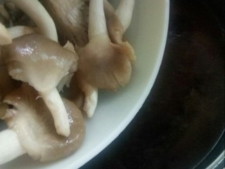 11、#冬日暖心菜# 鸡菇营养汤锅,放入鲜鸡菇。