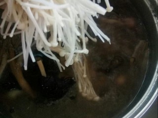 12、#冬日暖心菜# 鸡菇营养汤锅,放入鲜金针菇。