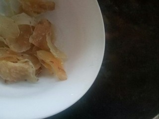 10、#冬日暖心菜# 鸡菇营养汤锅,放入百合。