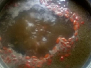 13、#冬日暖心菜# 鸡菇营养汤锅,大火转小火,炖煮半小时后,加枸杞。