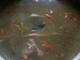 14、#冬日暖心菜# 鸡菇营养汤锅,炖好的鸡菇汤锅。