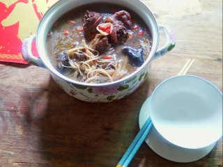 15、#冬日暖心菜# 鸡菇营养汤锅,盛入小锅,端上餐桌。