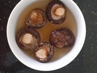 1、电饭煲南瓜香菇肉末焖饭,香菇洗净,冷水泡发(赶时间可以用开水)