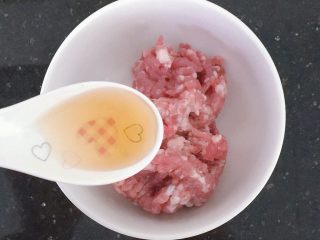 2、电饭煲南瓜香菇肉末焖饭,菜市场买好的肉糜,加半茶匙料酒