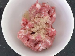 3、电饭煲南瓜香菇肉末焖饭,撒适量胡椒粉