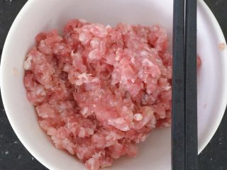 4、电饭煲南瓜香菇肉末焖饭,搅拌均匀腌制备用