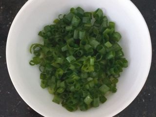 5、电饭煲南瓜香菇肉末焖饭,小葱切成葱花待用