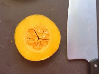 6、电饭煲南瓜香菇肉末焖饭,南瓜一块去皮去瓤