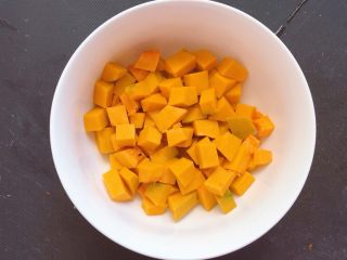 7、电饭煲南瓜香菇肉末焖饭,切成合适大小