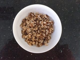 8、电饭煲南瓜香菇肉末焖饭,香菇切碎