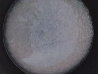 9、电饭煲南瓜香菇肉末焖饭,电饭煲里淘洗大米,加适量水(水可以比平时加少一点,后面会有肉汁补充),先放一旁待用