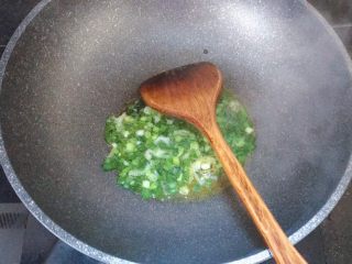 10、电饭煲南瓜香菇肉末焖饭,锅内倒入油,倒入葱花,小火炸葱油