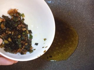 11、电饭煲南瓜香菇肉末焖饭,盛出葱酥待用,锅内葱油待用