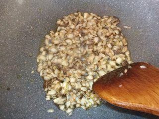 12、电饭煲南瓜香菇肉末焖饭,上面葱油拿来爆香香菇碎,爆炒至微焦