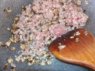 13、电饭煲南瓜香菇肉末焖饭,加入腌制好的肉糜,翻炒