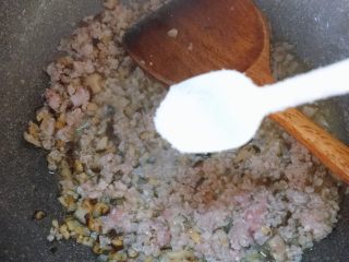 14、电饭煲南瓜香菇肉末焖饭,加入半碗清水,一小勺盐调味,继续翻炒出肉汁