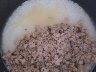 15、电饭煲南瓜香菇肉末焖饭,待收汁到剩三分之一的时候,倒入电饭煲里(这个水量自己控制,喜欢吃烂一点的可以加多点水)
