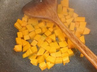 16、电饭煲南瓜香菇肉末焖饭,锅内倒入少许油,倒入南瓜,两面煎一下