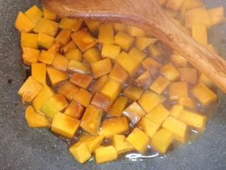 17、电饭煲南瓜香菇肉末焖饭,加入一茶匙生抽,翻炒片刻