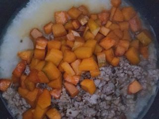 18、电饭煲南瓜香菇肉末焖饭,倒入电饭煲里