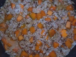 19、电饭煲南瓜香菇肉末焖饭,将电饭煲里的食材搅拌均匀,即可盖上盖子,按煮饭键