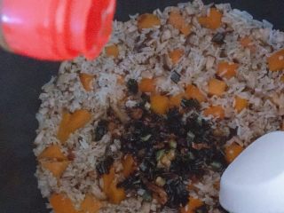 20、电饭煲南瓜香菇肉末焖饭,在煮好的南瓜饭里,加入葱酥,滴入香麻油,搅拌均匀即可开吃啦