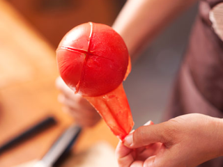 1、茄汁蔬菜紫薯面,将番茄去皮，切成小块。