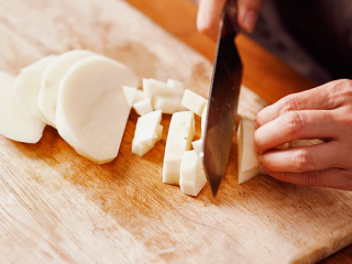 2、茄汁蔬菜紫薯面,将洋葱、胡萝卜、土豆切成小块备用。