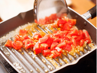 3、茄汁蔬菜紫薯面,在锅中放入油，放入姜片、洋葱碎，炒香，加入番茄炒软。