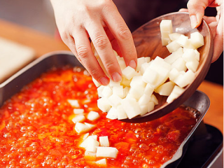 4、茄汁蔬菜紫薯面,加入番茄酱，放入胡萝卜和土豆，继续炒。