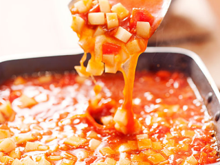 5、茄汁蔬菜紫薯面,加入足够多的水，烧开后转小火炖软胡萝卜和土豆，加盐和胡椒调味。