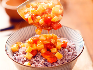 6、茄汁蔬菜紫薯面,将紫薯面煮熟盛起，浇上茄汁蔬菜即可。