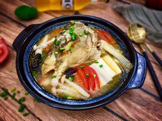 2、#菌类料理#白玉菇什锦鱼头汤,合适的位置剁鱼头