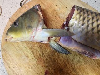 4、#菌类料理#白玉菇什锦鱼头汤,快准狠剁下鱼头，沥干水分待用