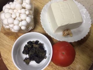 5、#菌类料理#白玉菇什锦鱼头汤,准备其它所需食材