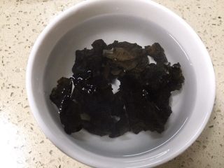 6、#菌类料理#白玉菇什锦鱼头汤,黑木耳水泡发