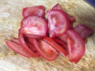 7、#菌类料理#白玉菇什锦鱼头汤,西红柿切片