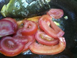 10、#菌类料理#白玉菇什锦鱼头汤,放入番茄片炒软烂