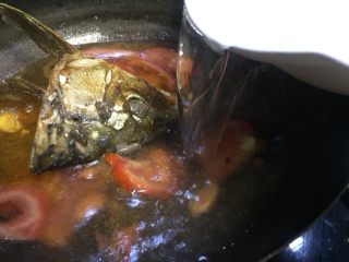 11、#菌类料理#白玉菇什锦鱼头汤,加入1000ml纯净水